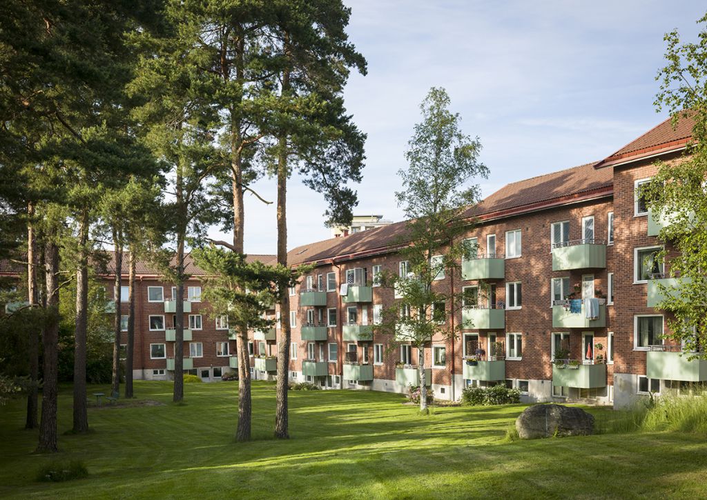 Ett tegelhus med tre våningar i Högsbo