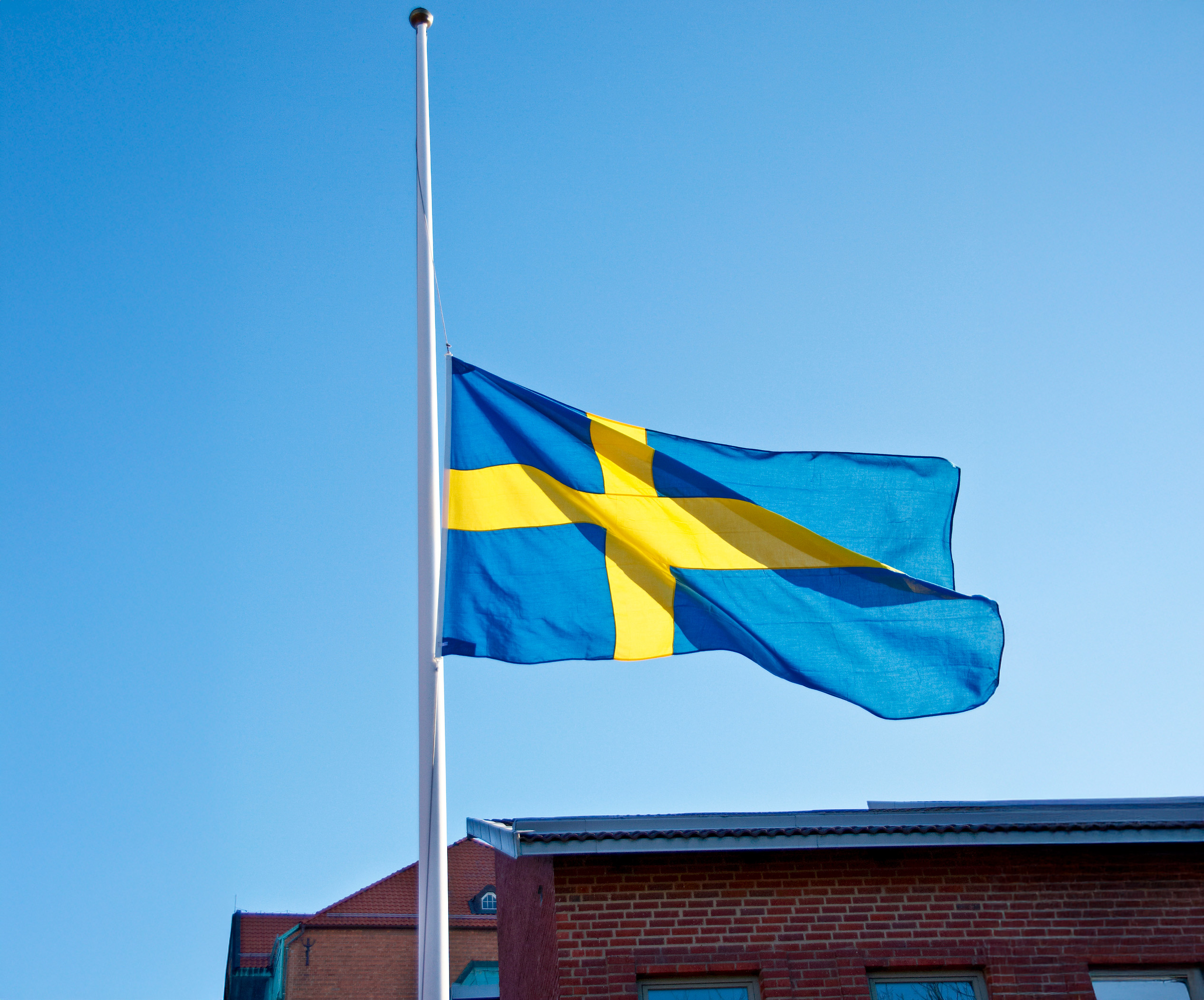 Idag flaggar vi på halv stång för offren i Örebro