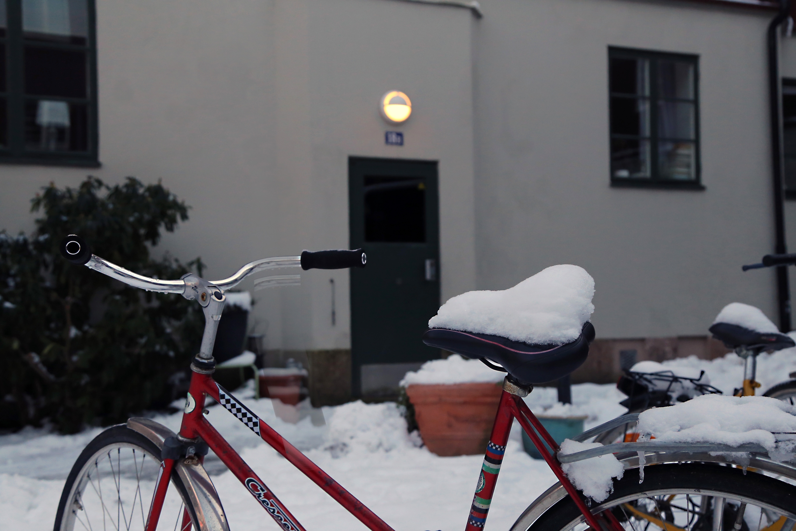 Vi arbetar intensivt med snöröjning efter kraftigt snöfall