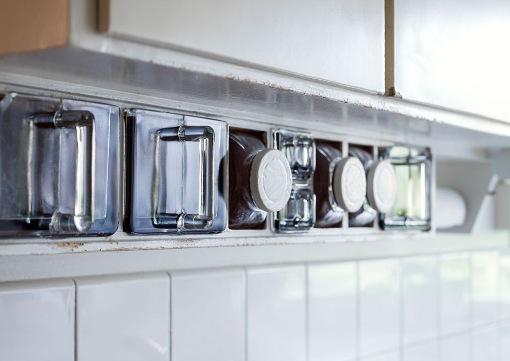 Torrvaror förvaras i små glaslådor i köket