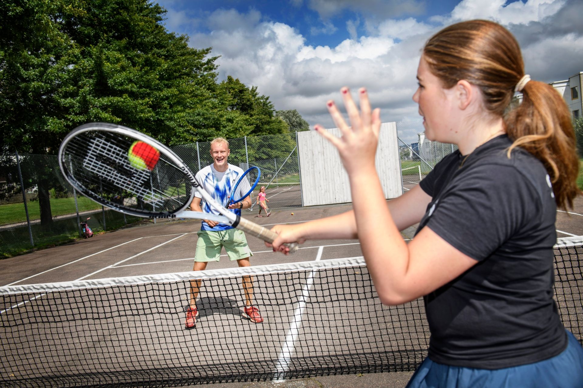 Sprider kärlek till tennis